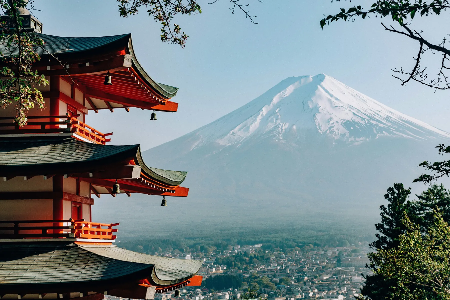 Pagode vermelho em Hakone com o Monte Fuji ao fundo