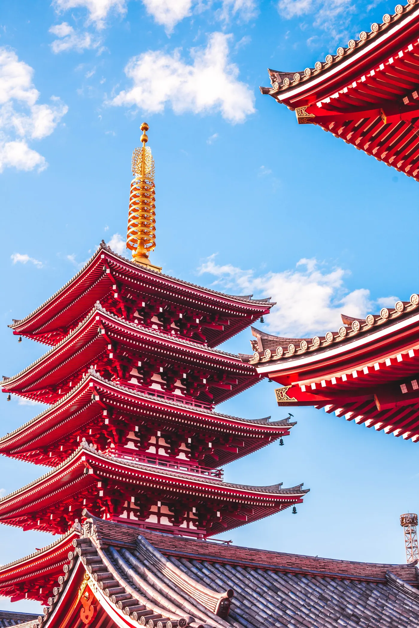 Telhados vermelhos do Sensō-ji contra um céu azul